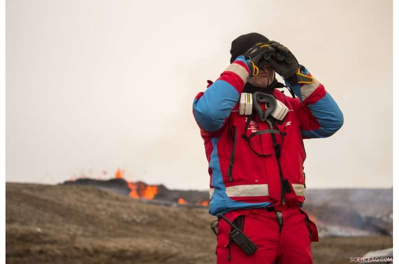 New Fissure Opens on Icelandic Volcano, Prompting Hiker Evacuations