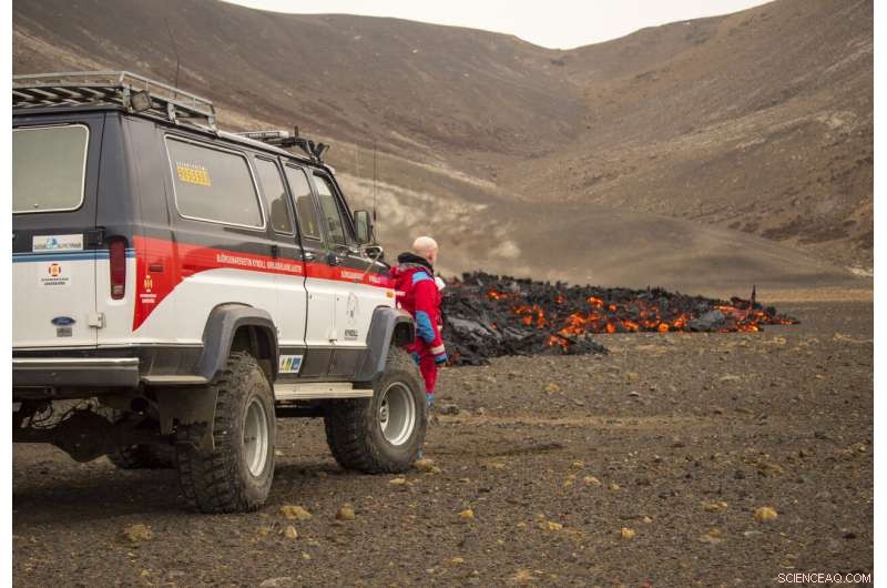 New Fissure Opens on Icelandic Volcano, Prompting Hiker Evacuations