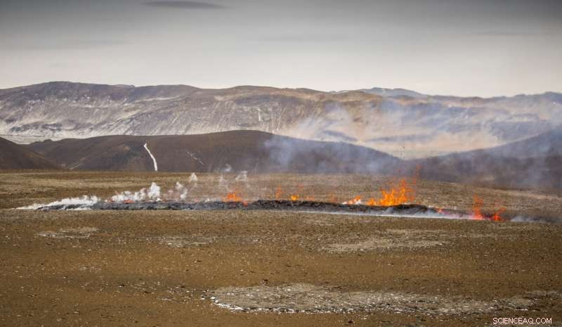 New Fissure Opens on Icelandic Volcano, Prompting Hiker Evacuations