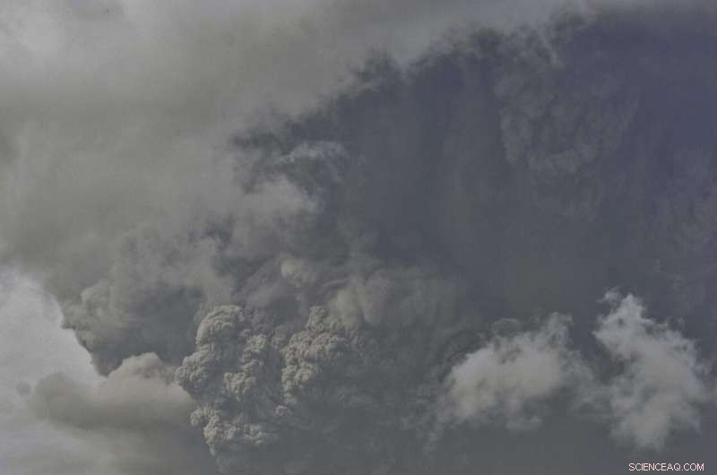 St. Vincent s La Soufrière Volcano Unleashes Explosive Eruption, Sending Ash Plumes