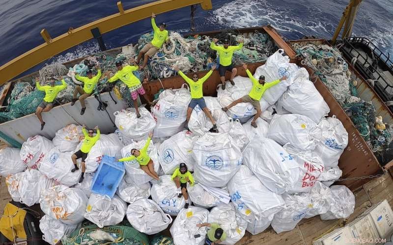 Expedition Clears Tons of Plastic from Remote Hawaiian Atolls