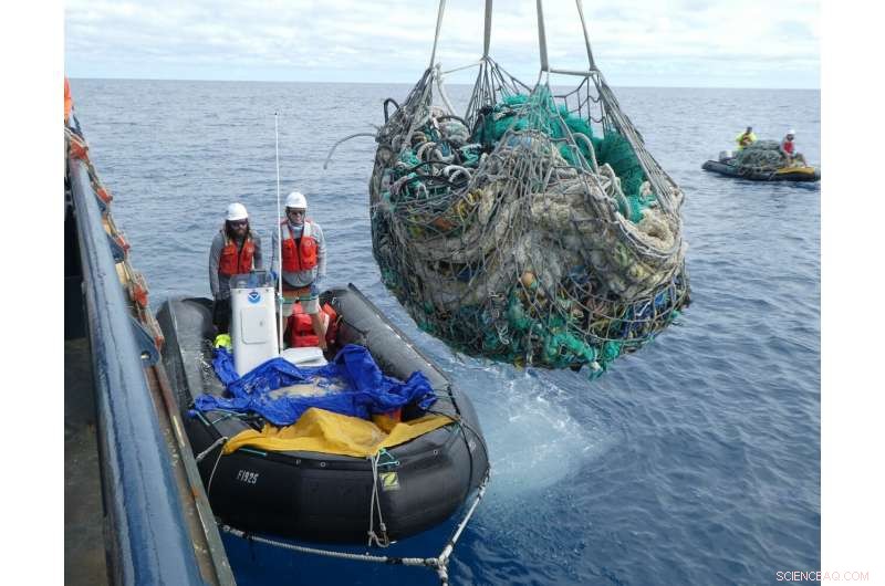 Expedition Clears Tons of Plastic from Remote Hawaiian Atolls
