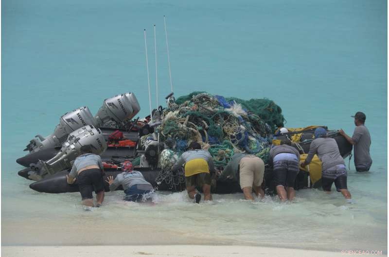 Expedition Clears Tons of Plastic from Remote Hawaiian Atolls