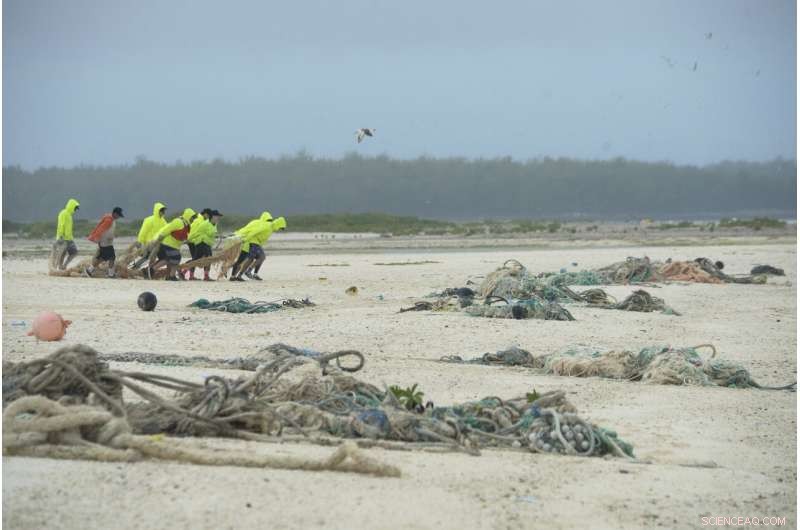 Expedition Clears Tons of Plastic from Remote Hawaiian Atolls