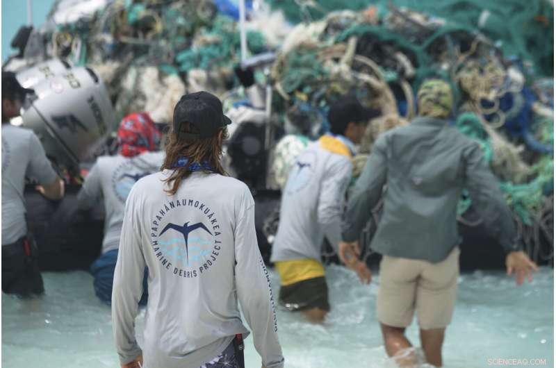 Expedition Clears Tons of Plastic from Remote Hawaiian Atolls
