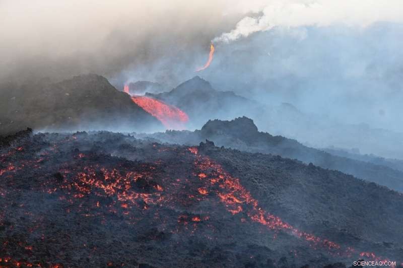 Guatemala’s Pacaya Volcano: Pizza Cooks at 1,000°C