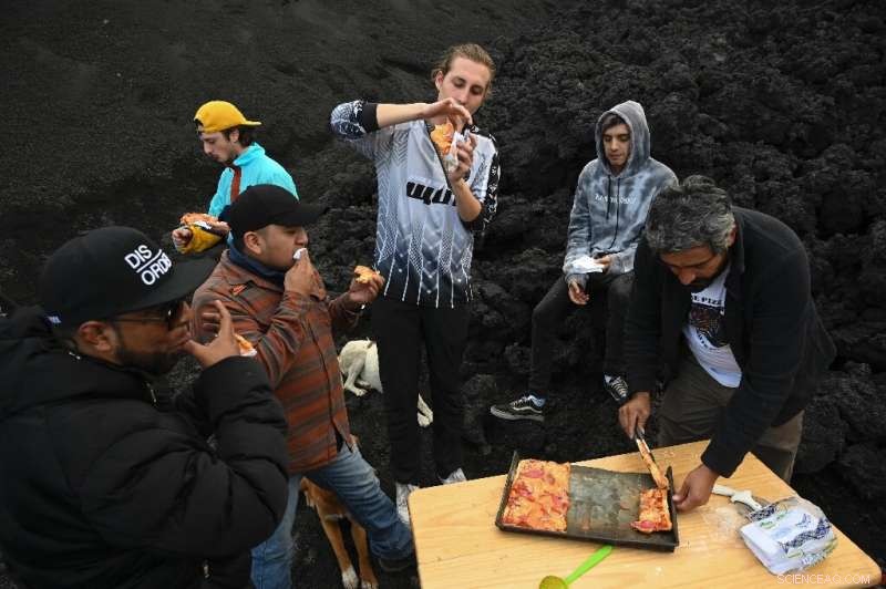 Guatemala’s Pacaya Volcano: Pizza Cooks at 1,000°C