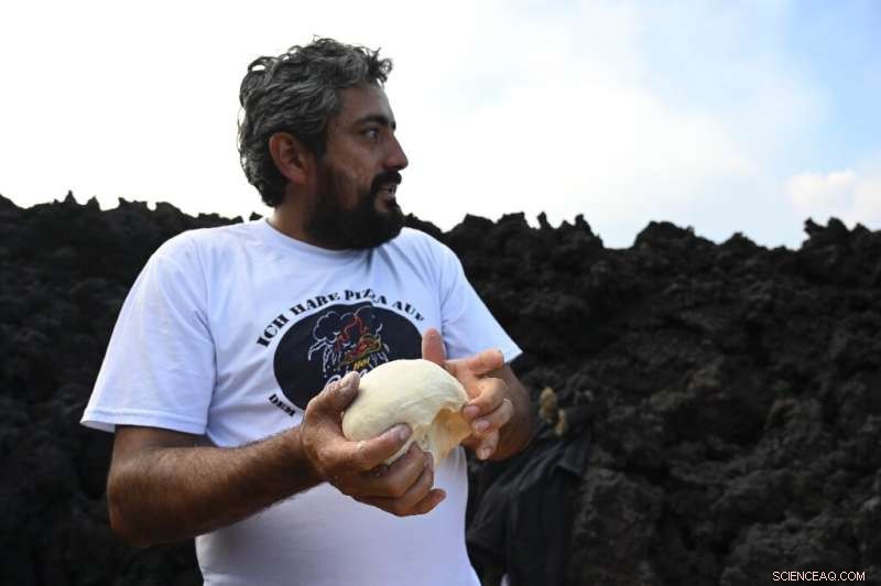Guatemala’s Pacaya Volcano: Pizza Cooks at 1,000°C