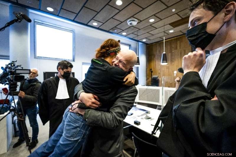 Shell Mandated to Reduce Emissions by 45% by 2030 in Dutch Climate Ruling