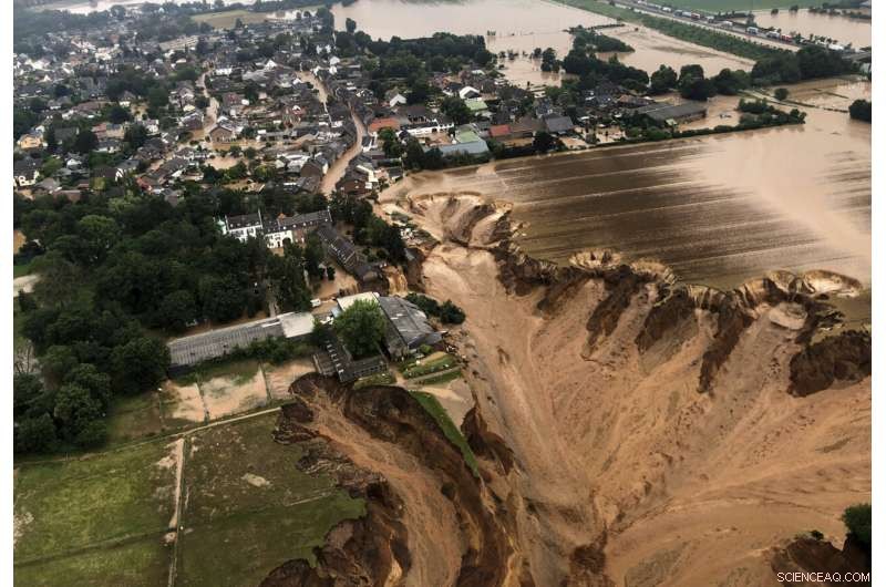 Experts Warn: Europe s Floods Highlight Urgent Need for Emission Cuts and Adaptation