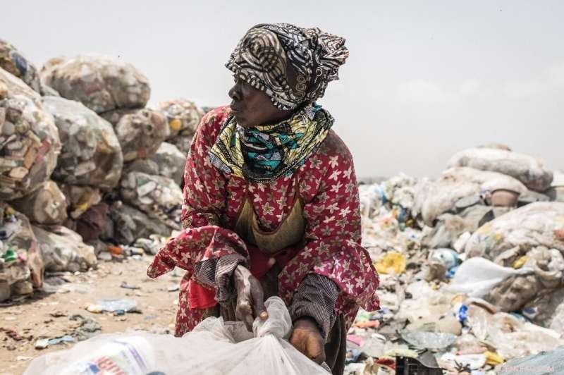 Future at Stake: Waste Pickers Fear Decline at Senegal s Mega Dump