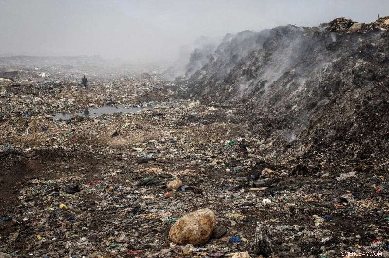 Future at Stake: Waste Pickers Fear Decline at Senegal s Mega Dump