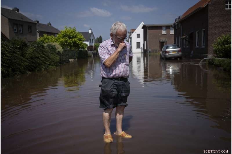 Record-Setting Summer Climate Extremes Shift to Wealthier Regions