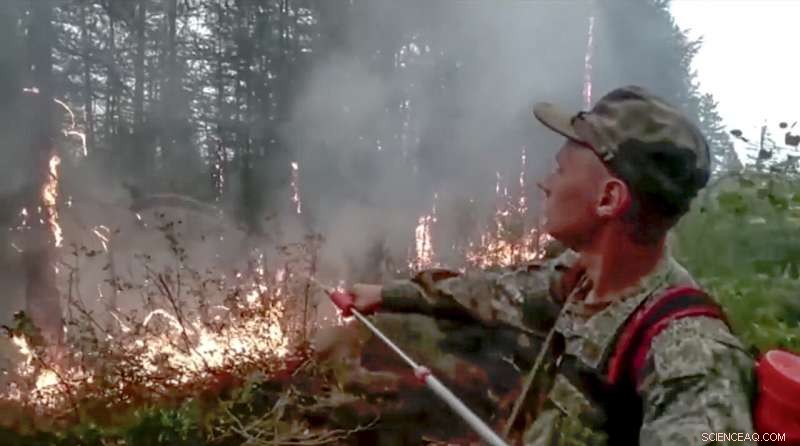 Russia s Siberian Wildfires Threaten Villages, Prompting Mass Evacuations