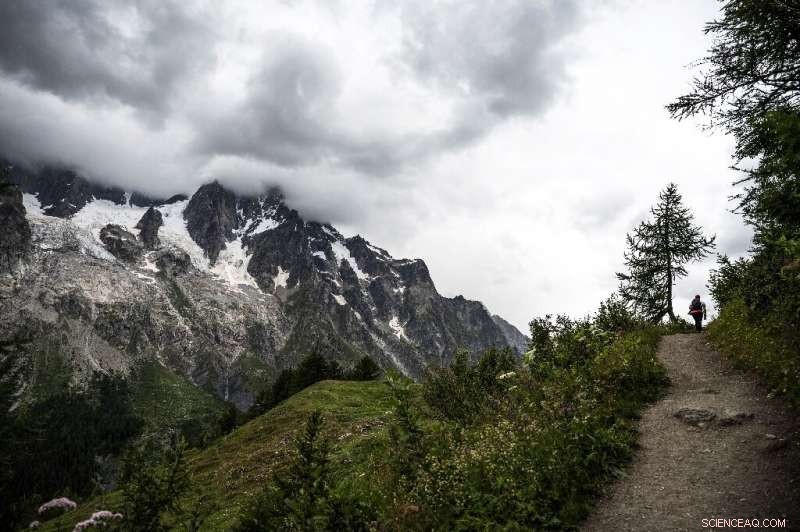 Experts Monitor Unstable Glacier on Italy s Mont Blanc