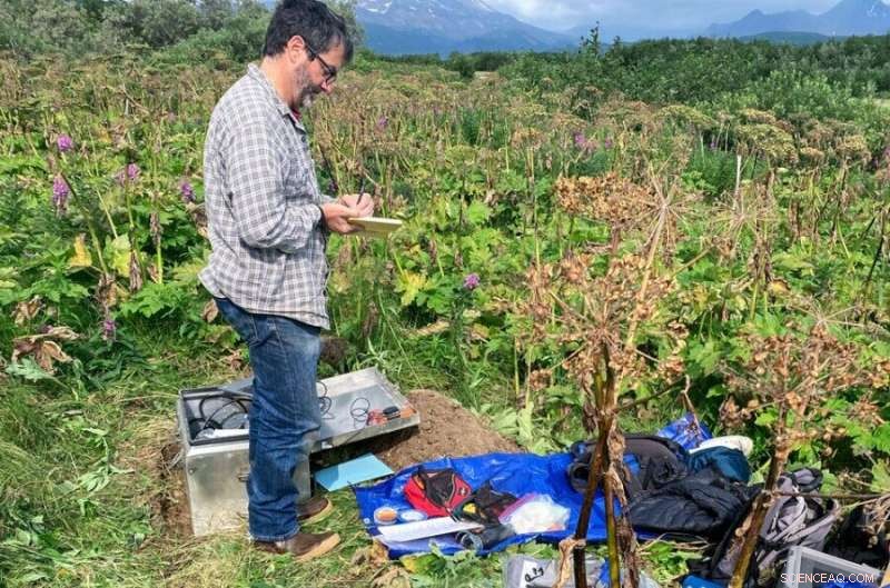 Expert Geophysicist Rapidly Deploys Seismometer to Track Aftershocks of Alaska 8.2‑Magnitude Quake