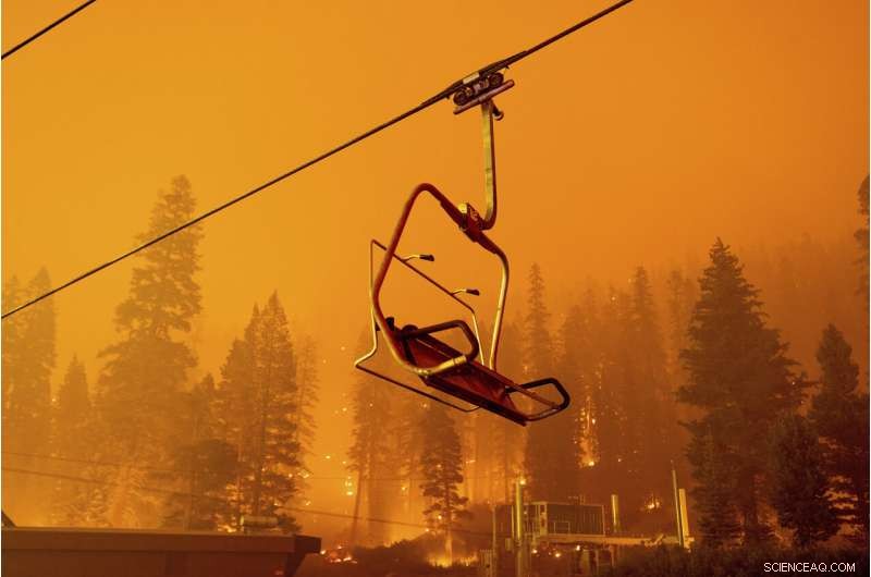 Wildfire Evacuees Overwhelm Lake Tahoe Roads Amid Urgent Escape Effort