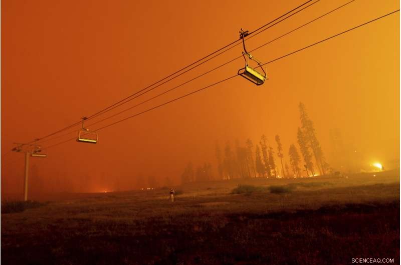 Wildfire Evacuees Overwhelm Lake Tahoe Roads Amid Urgent Escape Effort