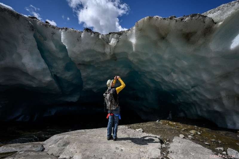 Swiss Glaciologist Documents Alarming Melt of the Aletsch Glacier Amid Climate Change