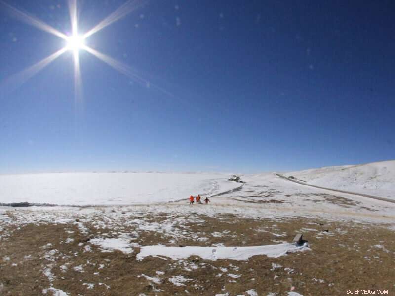 Tibetan Plateau Lakes: Heat‑Amplifying Lenses Concentrating Solar Energy