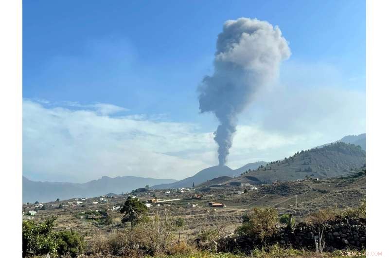 Canary Islands Volcano Reactivates Ash Eruption After Brief Lull