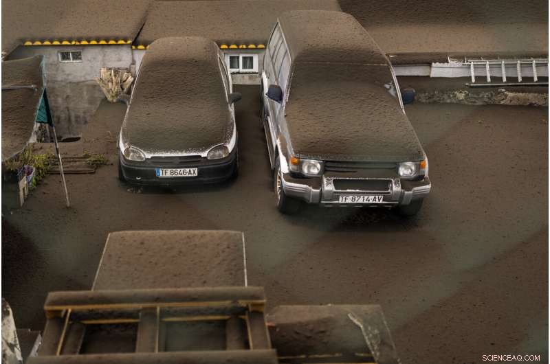 Volcanic Ash Cloud Forces Closure of La Palma Airport; New Vent Opens