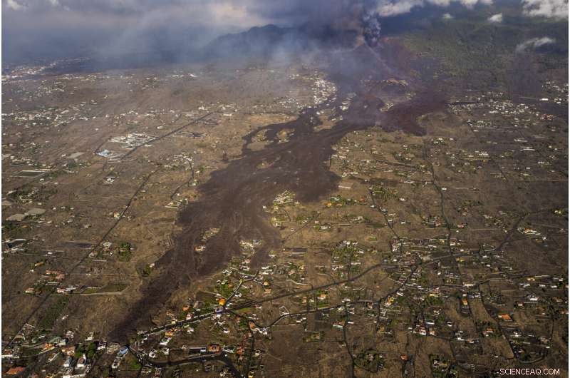 Volcanic Ash Cloud Forces Closure of La Palma Airport; New Vent Opens