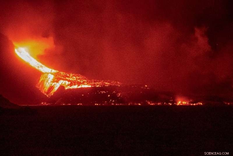 La Palma s Cumbre Vieja Lava Flow Expands, Heightened Risk Amid Changing Winds