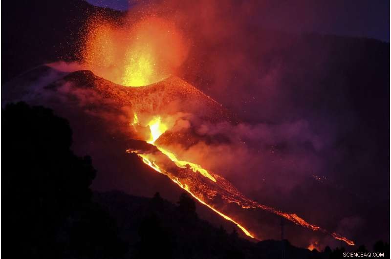 La Palma Volcano Intensifies Activity, New Fissure Opens – Authorities Monitor Situation
