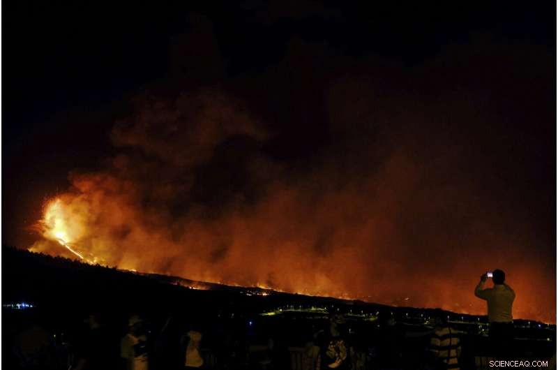 La Palma Volcano Intensifies Activity, New Fissure Opens – Authorities Monitor Situation