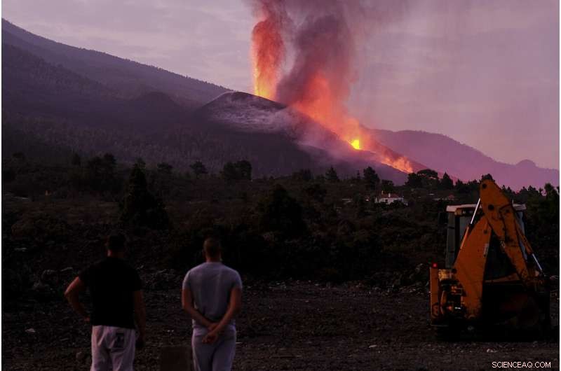 La Palma Volcano Intensifies Activity, New Fissure Opens – Authorities Monitor Situation