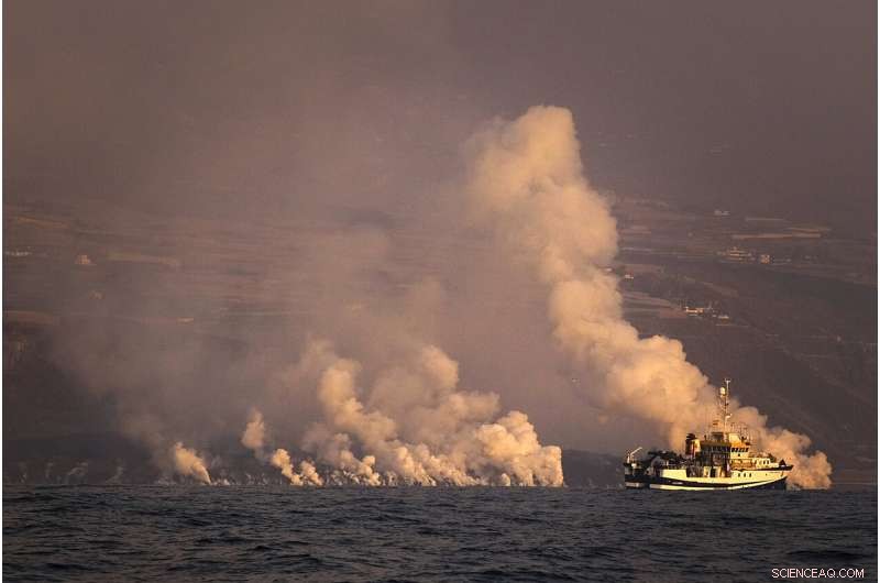 La Palma Volcano Intensifies Activity, New Fissure Opens – Authorities Monitor Situation