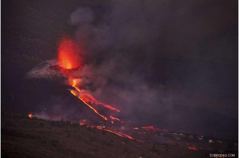 La Palma Volcano Intensifies Activity, New Fissure Opens – Authorities Monitor Situation