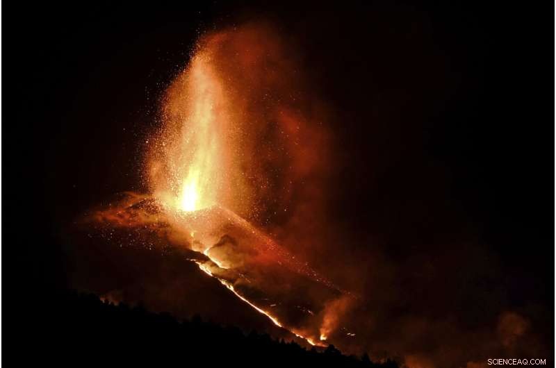 La Palma Volcano Intensifies Activity, New Fissure Opens – Authorities Monitor Situation