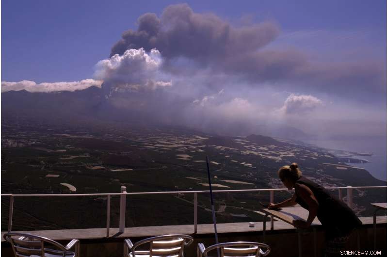 La Palma Volcano Erupts: Lava Surge After Crater Collapse Threatens Thousands