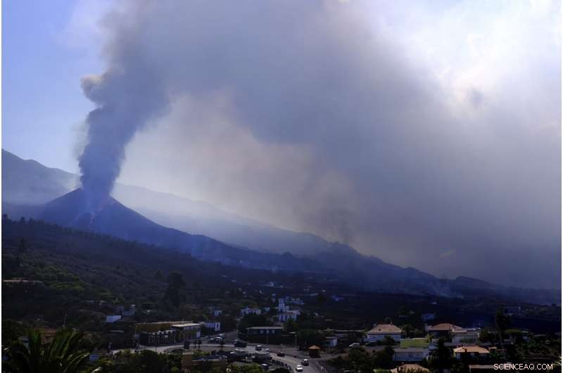 New Lava River Threatens More La Palma Buildings Amid Ongoing Cumbre Vieja Eruption