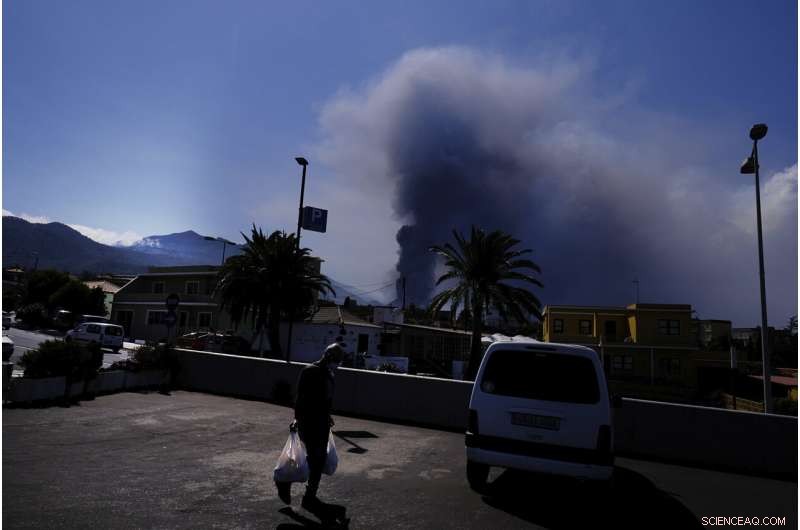 New Lava River Threatens More La Palma Buildings Amid Ongoing Cumbre Vieja Eruption