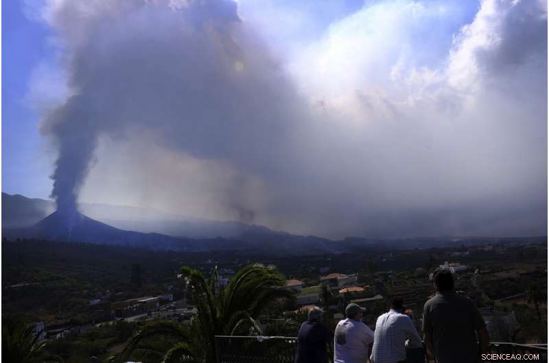 New Lava River Threatens More La Palma Buildings Amid Ongoing Cumbre Vieja Eruption