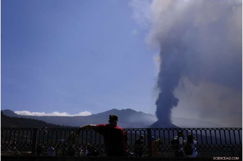 New Lava River Threatens More La Palma Buildings Amid Ongoing Cumbre Vieja Eruption