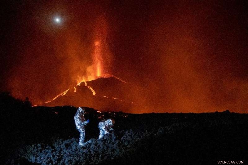 Volcanic Ash Forces Flight Cancellations on Spain’s La Palma Island