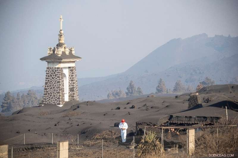 Volcanic Ash Forces Flight Cancellations on Spain’s La Palma Island