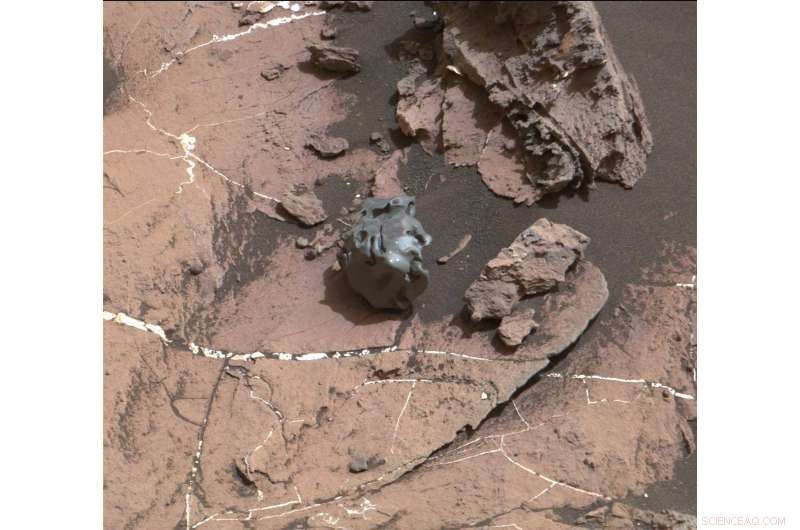 Curiosity Rover Investigates Mysterious Iron Meteorite on Mars