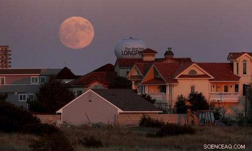 Supermoon Spectacle: Global Photo Gallery of the Moon’s Close Encounter
