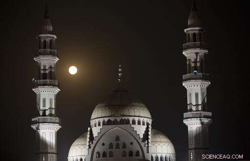 Supermoon Spectacle: Global Photo Gallery of the Moon’s Close Encounter