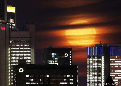 Supermoon Spectacle: Global Photo Gallery of the Moon’s Close Encounter