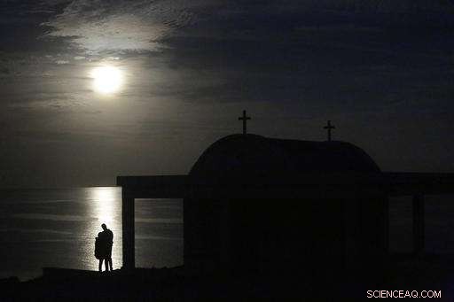 Supermoon Spectacle: Global Photo Gallery of the Moon’s Close Encounter