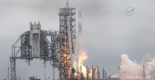 SpaceX Launches Falcon Rocket from NASA s Historic Moon Pad, Sending Supplies to the ISS