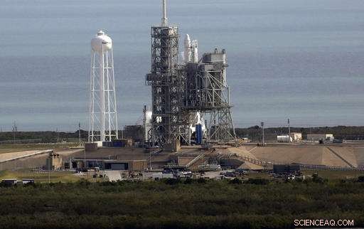 SpaceX Launches Falcon Rocket from NASA s Historic Moon Pad, Sending Supplies to the ISS