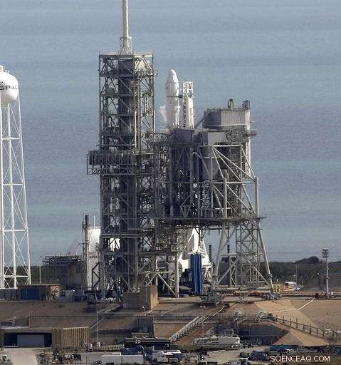 SpaceX Launches Falcon Rocket from NASA s Historic Moon Pad, Sending Supplies to the ISS