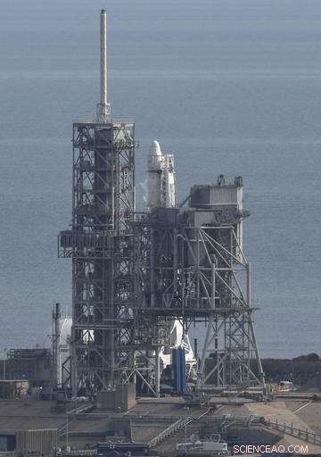 SpaceX Launches Falcon Rocket from NASA s Historic Moon Pad, Sending Supplies to the ISS